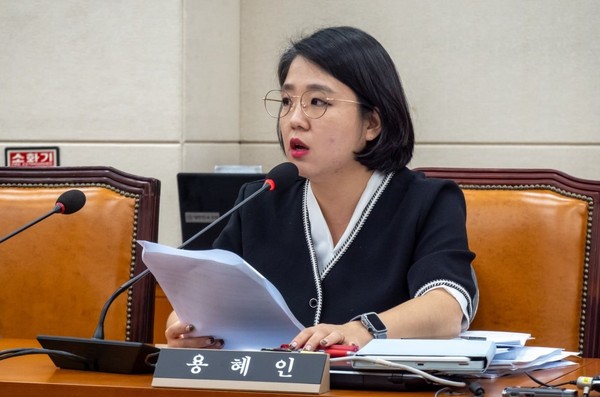경기도와 30개 시군구 지자체의 지난 5년간 비영리민간단체 보조사업 실태 조사 결과 전체 대상 사업 대비 부정수급 건수 비율은 0.82%, 부정수급 액수 비율은 0.027%인 분석됐다. 사진은 용혜인 의원. (사진제공=용혜인 의원실)