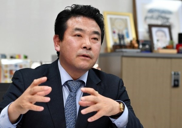 윤석열 정부의 R&D 예산이 무려 17.5%나 삭감돼 기술 연구에 차질이 불가피하게 됐다며 대통령의 말 한 마디에 예산이 삭감되는 현실을 비난하고, 그에 따른 대책을 촉구했다. 사진은 박정 의원. (사진제공=박정 의원실)