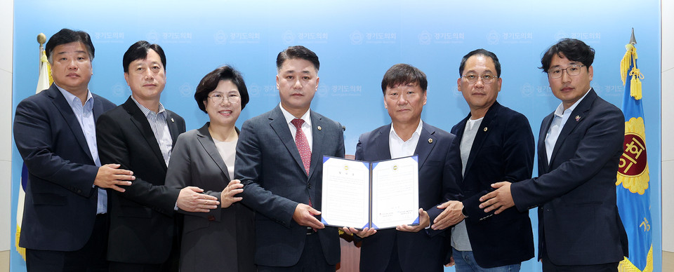 경기도의회 더불어민주당 남종섭 대표의원과 국민의힘 김정호 대표의원은 30일 더불어민주당 대표의원실에서 체계적이고 능률적인 제372회 정례회 개최를 위한 합의문에 서명했다. (사진제공=경기도의회)