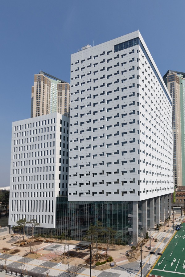 고양시민 10명 중 약 6명은 현재 고양시청을 새로 짓는 것보다 백석동 업무빌딩으로 이전하는 데 찬성하는 것으로 밝혀졌다. 사진은 고양시 이전 예정청사.  (사진제공=고양시청)