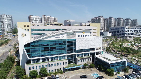 김포경찰서가 인터넷 금융기관이 시행하는 전월세 보증금 대출 제도의 비대면 대출 심사방식을 악용해 22억2000만원 상당의 대출금을 가로 챈, A씨 등 2명을 사기 등의 혐의로 구속했다. (사진제공=김포경찰서)