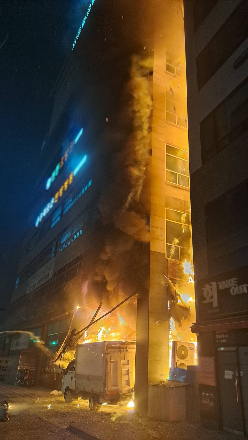 2일 0시46분께 의정부시 민락동의 한 요양병원이 입주해 있는 10층짜리 복합상가 건물에서 불이 나 인명피해 없이 진화됐다. 사진은 화재 현장. (사진제공=경기도북부소방재난본부)