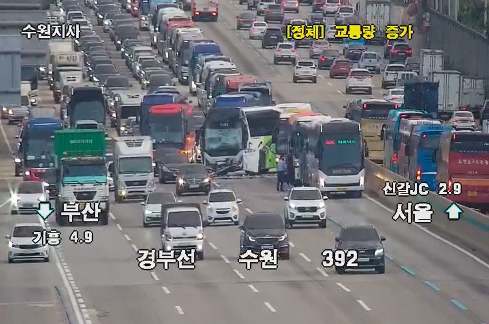 3일 오전 7시23분께 용인시 경부고속도로 하행선 신갈JC 인근에서 시외버스와 통근버스 5대가 추돌하는 사고가 나 승객 65명이 부상을 입었다. 사진은 사고 현장. (사진제공=경기도소방재난본부)