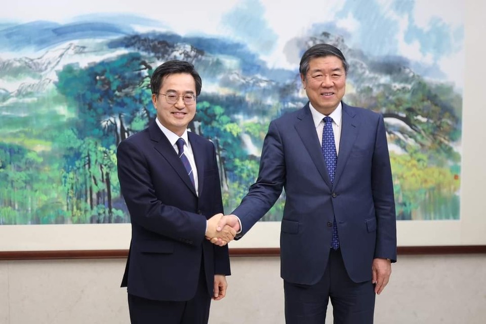 중국을 방문 중인 김동연 경기도지사가 "곡절은 있어도 반드시 이어가야 할 한-중 관계"라고 말했다. 사진은 허리펑 중국 경제부총리와  김동연 경기도지사. (사진=김동연 경기도지사 페이스북)