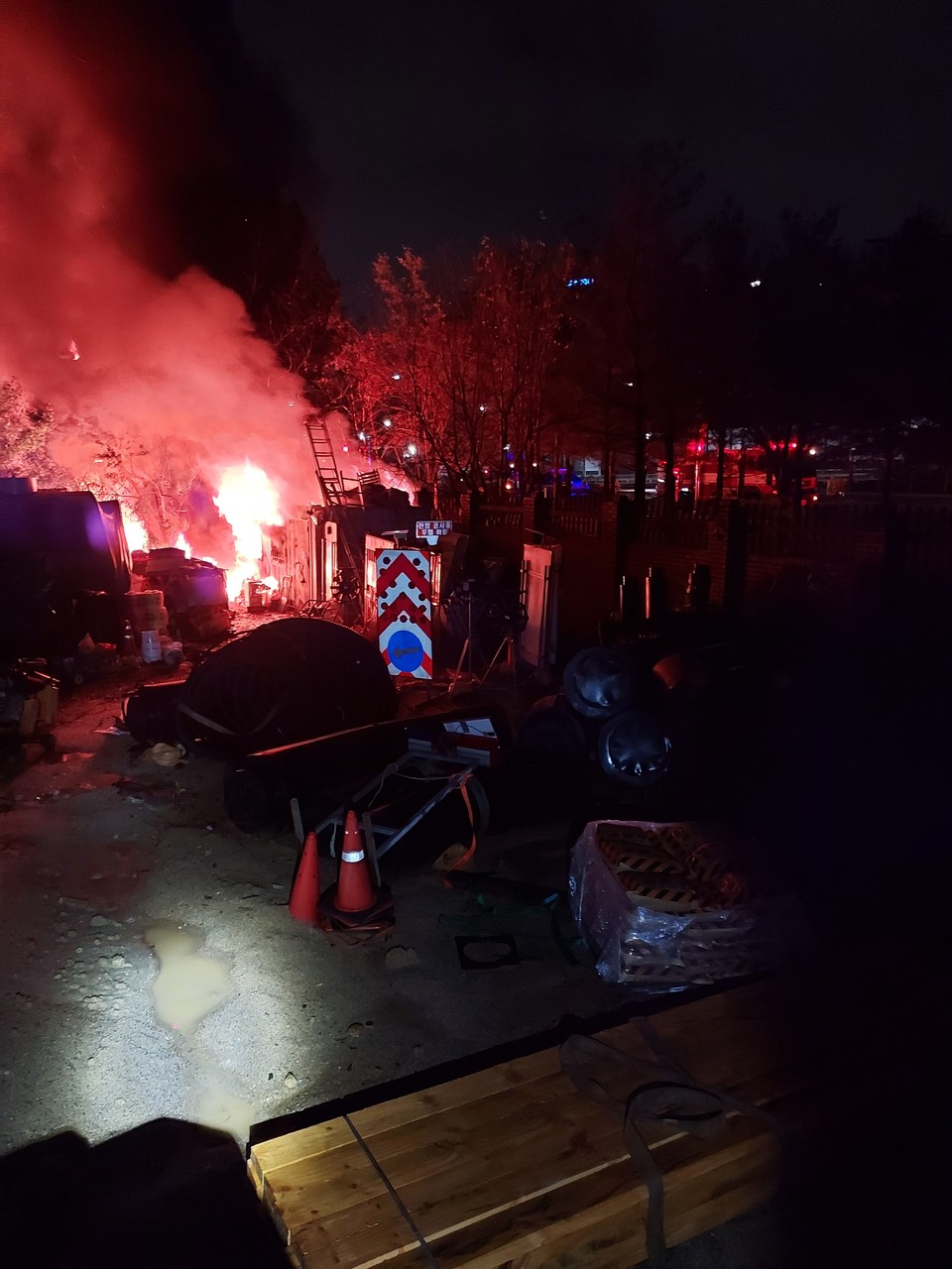 6일 오전 5시26분께 수원시 정자동 지역난방공사 내에 있던 컨테이너에서 불이 나 신고를 받고 출동한 소방당국에 의해 꺼졌다. (사진제공=경기도소방재난본부)