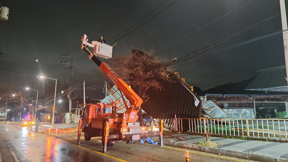 6일 오전 4시40분께 의정부시 가능동 일대 가로등이 부러지고, 주택 지붕 패널이 넘어가면서 차량을 덮쳐 차량 4대가 심하게 파손되는 피해가 발생했다. 사진은 사고 현장. (사진제공=경기도북부소방재난본부)