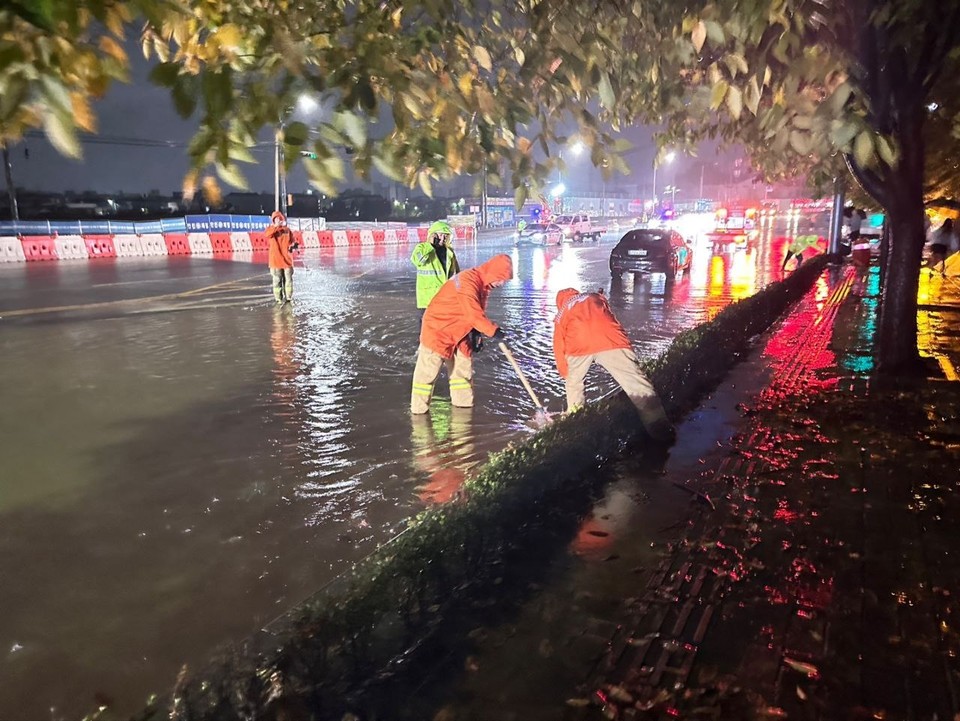 6일 오전 4시24분께는 수원시 권선구 서둔동 일대 도로 150여 미터가 침수돼 신고를 받고 출동한 소방당국이 약 40여분 동안 소방활동을 벌였다. (사진제공=경기도소방재난본부)