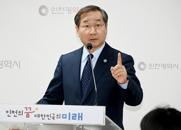 유정복 인천광역시장이 6일 시청 브리핑룸에서 김포시의 서울시 편입과 관련해 입장문을 발표하고 있다. (사진제공=인천시청)