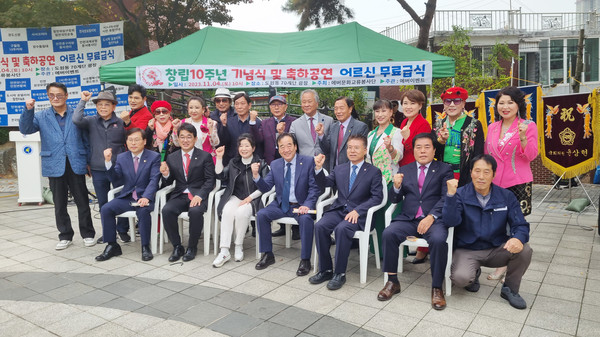 인천 중구의회가 6일 도원동 70계단 광장에서 개최된 에버문화교류 봉사단창립 10주년 기념식에 참석해, 지역 어르신 및 주민들과 함께 축하하는 자리를 가졌다. (사진제공=중구의회)