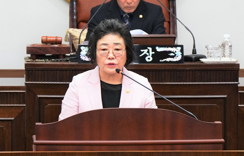 대표이사의 갑질문제와 먹거리통합지원센터의 부실 운영 등으로 논란이 된, 포천농업재단이 6일 열린 포천시의회 제174회 임시회 제6차 시정질문에서 난타를 당했다. 조진숙(국민의힘 비례대표) 의원은 “포천농업재단이 출범한 지 1여 년이 지났지만 방향성도 잡지 못한 채 예산만 낭비하고 있다”고 포문을 열었다. (사진제공=포천시의회)