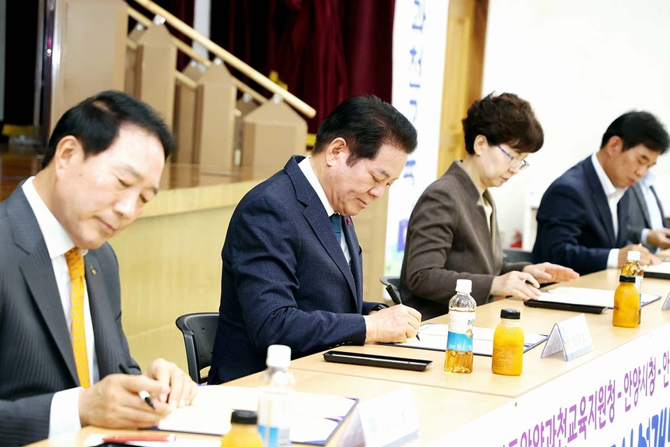 안양시가 6일 안양과천교육지원청, 안양시체육회, 54개교와 학교시설 개방 활성화를 위한 업무협약을 체결했다. (사진제공=안양시청)