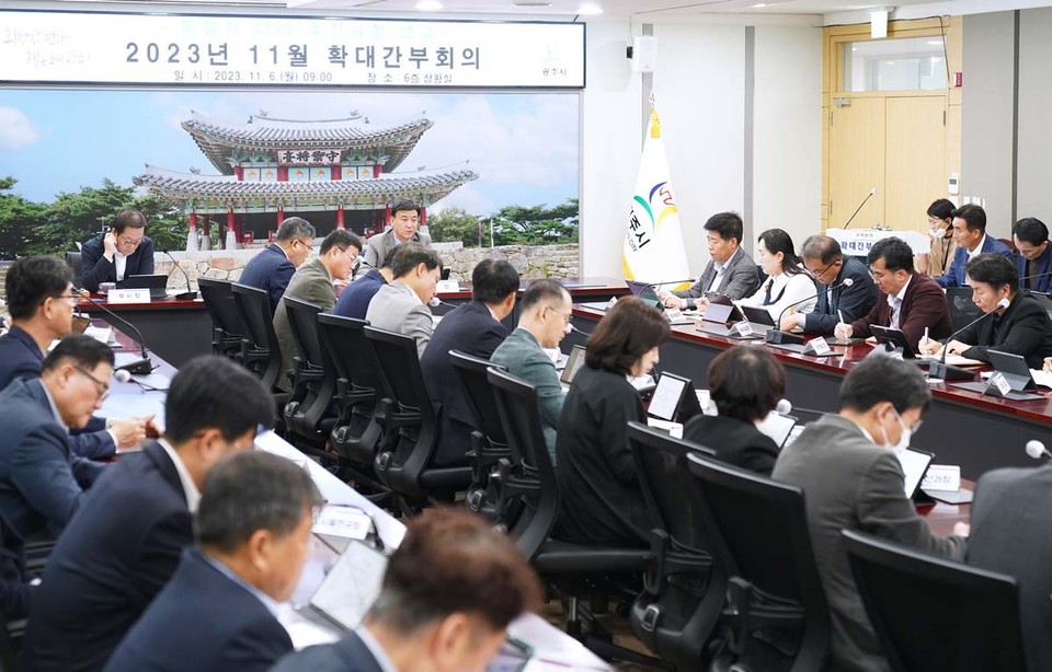 광주시가 6일 시청 상황실에서 시민 안전을 위한 겨울철 자연재난 대비·대응 준비사항 점검 회의를 개최했다. (사진제공=광주시청)