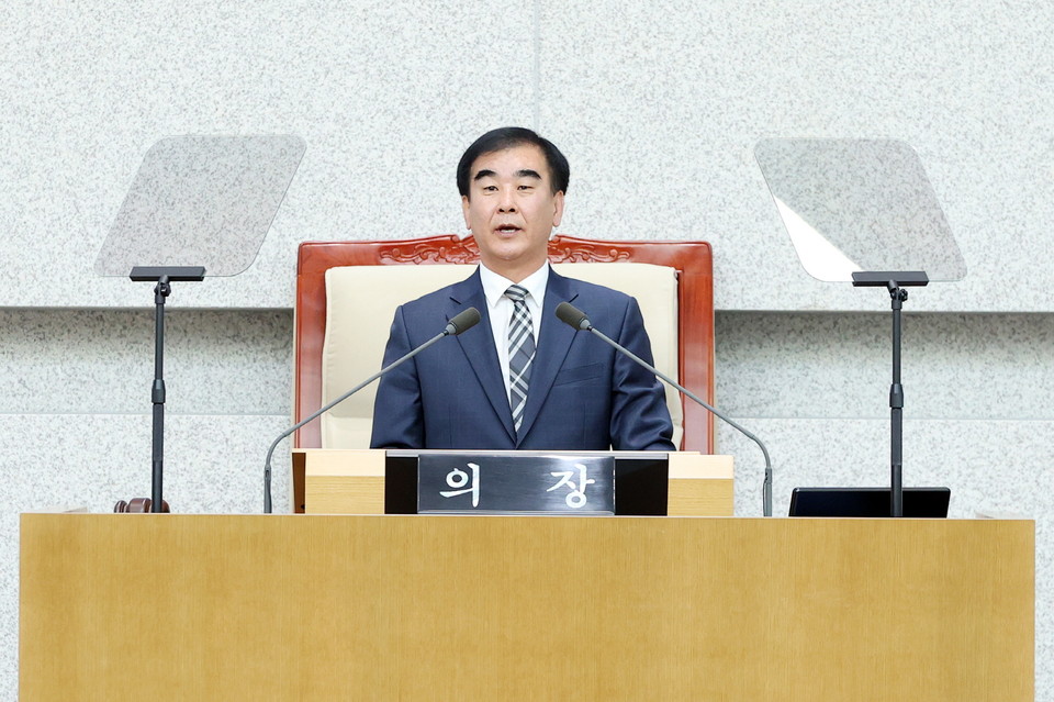 염종현 경기도의회 의장은 7일 의회 본회의장에서 ‘제372회 정례회’ 개회사를 통해 경기도 일부 시군의 서울시 편입 문제를 언급하고 “행정구역 개편의 타당성을 가늠할 명확한 정보조차 도민께 제공되지 않은 정책”이라며 비판했다. (사진제공=경기도의회)