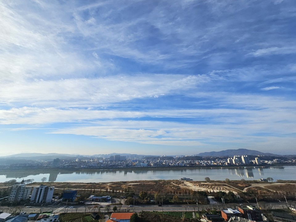 겨울의 시작을 알리는 절기상 입동(立冬)인 8일 오전 9시10분께 여주시 현암동에서 바라본 남한강 하늘이 대체로 맑게 보인다. (사진=김광섭 기자)