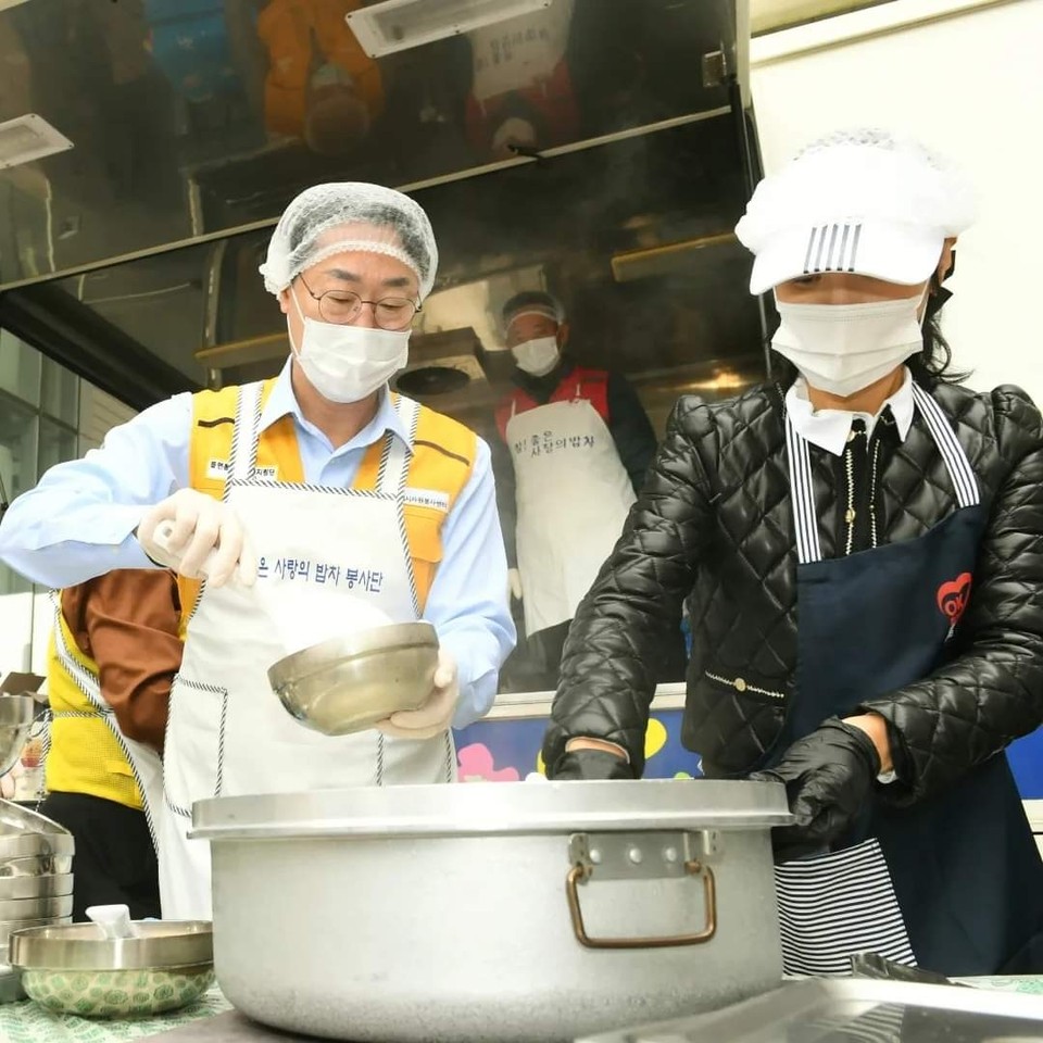 정명근 화성시장이 9일 봉사단 행사에 직접 참석해 음식을 나르는 등 봉사활동을 하면서 '선한 영향력'을 주는 화성시가 되겠다고 말했다. (사진=정명근 화성시장 페이스북)