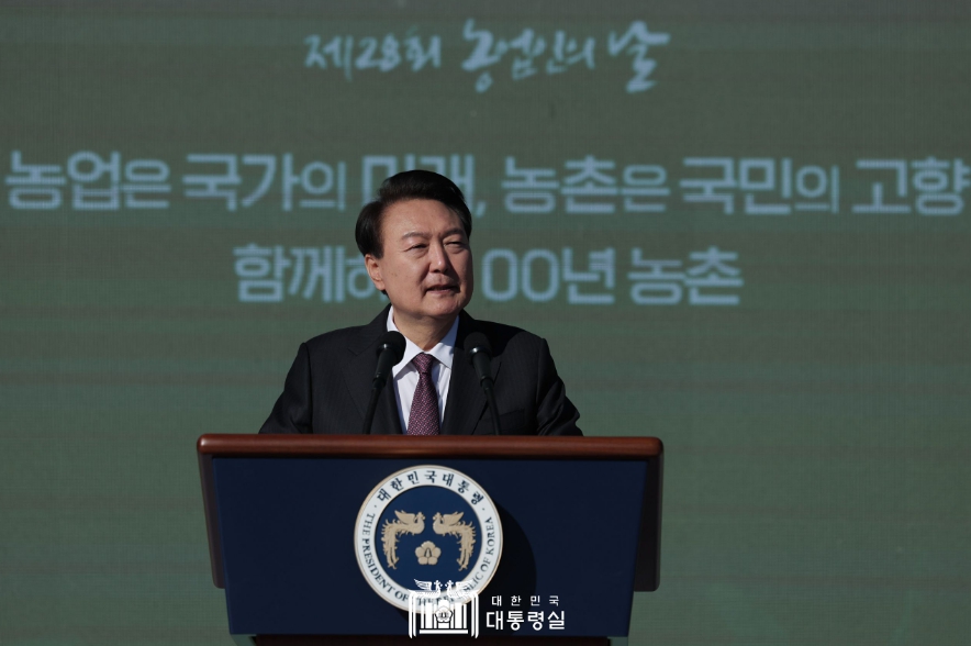 윤석열 대통령이 10일 오후 수원 서호잔디광장에서 열린 제28회 농업인의날 기념식 축사를 통해  "농업인소득 안정을 위해 농업직불금을 임기 내 5조원까지 확대하고 변화와 혁신을 통해 농업을 첨단 고소득 산업으로 전환하겠다"고 말했다. (사진제공=대통령실)