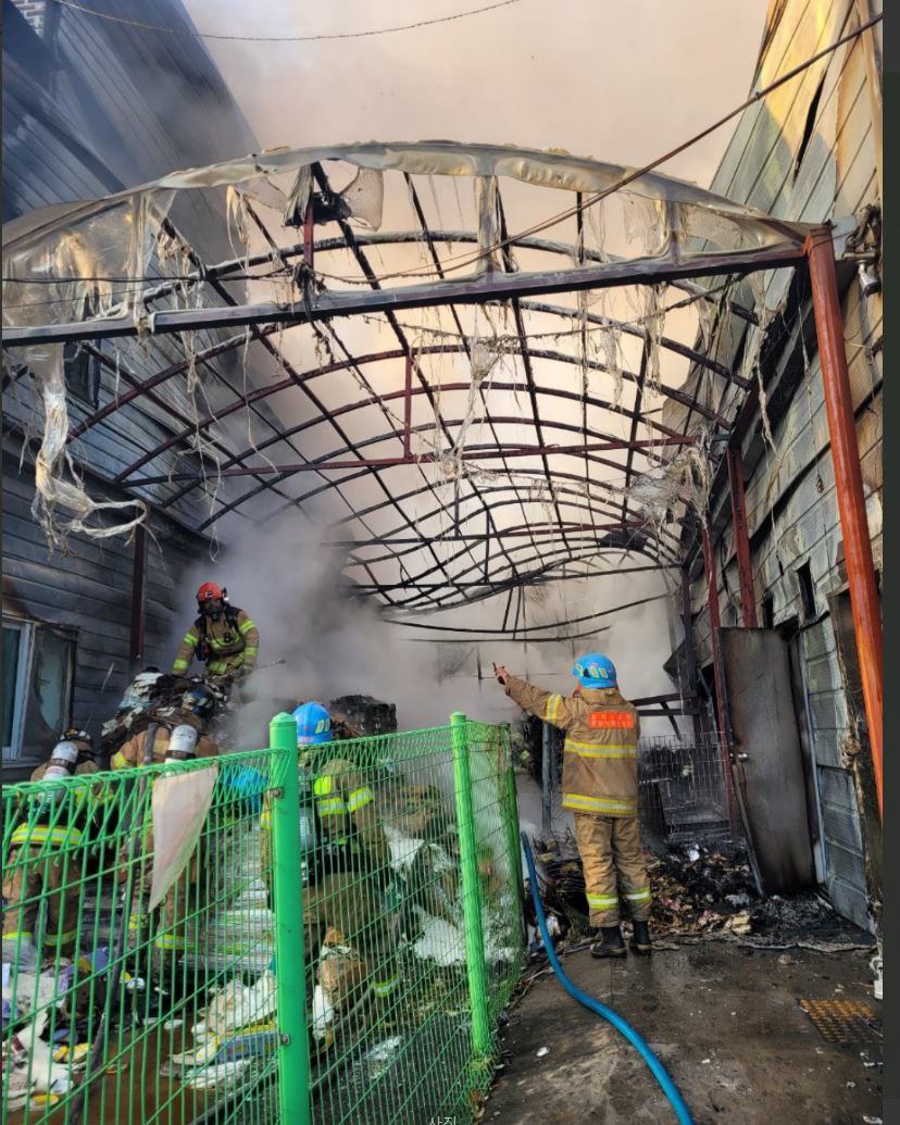 11일 오전 6시54분께 광주시 곤지암읍의 한 마트에서 불이 나 약 4시간 만에 완전히 진화됐다. 사진은 화재 현장. (사진제공=경기도소방재난본부)