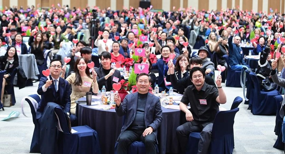 11일 인천 송도컨벤시아 그랜드볼룸에서 다양한 시민과 분야별 전문가, 이주민 등 각계각층의 시민 1000여 명이 참석한 가운데 열린 '1000만 애인(愛仁) 소통 토론회'가 성황리에 마무리됐다. (사진=유정복 인천시장 페이스북)