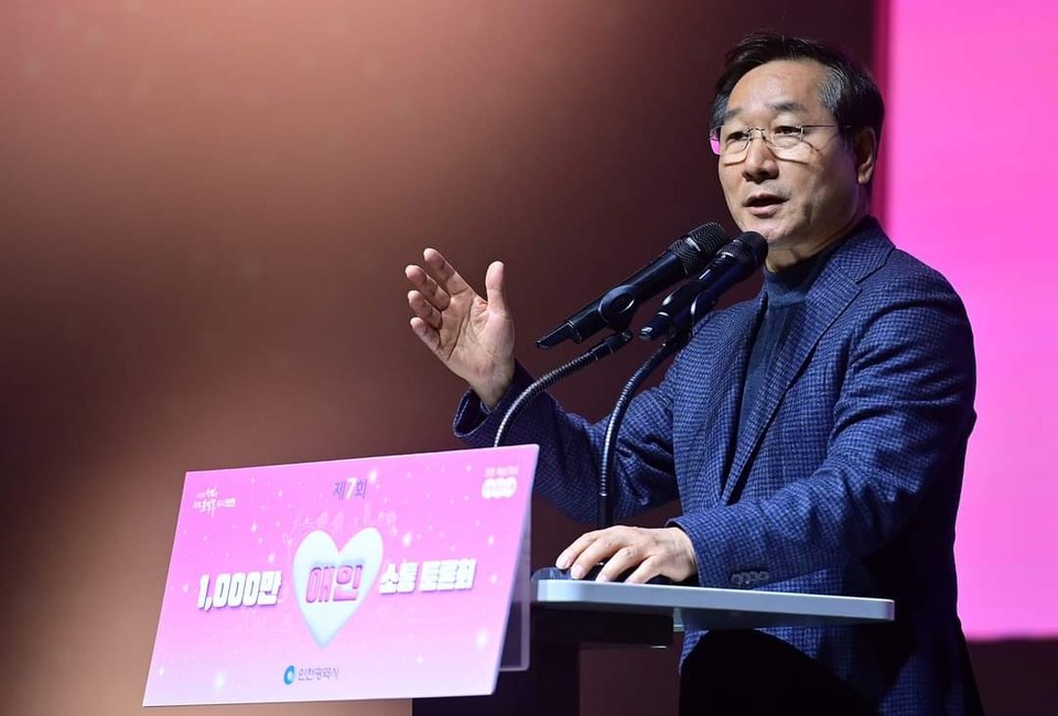 11일 인천 송도컨벤시아 그랜드볼룸에서 다양한 시민과 분야별 전문가, 이주민 등 각계각층의 시민 1000여 명이 참석한 가운데 열린 '1000만 애인(愛仁) 소통 토론회'가 성황리에 마무리됐다. 사진은 인사말을 하고 있는 유정복 인천시장. (사진=유정복 인천시장 페이스북)