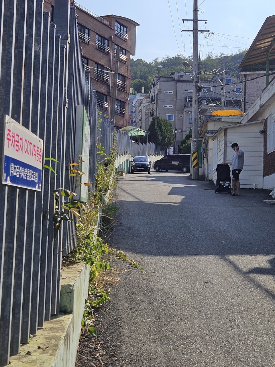 봉화로에서 사우 15통을 연결하는 김포고 옆 담장을 따라 난, 봉화로 51번 길 전경. (사진=권용국 기자)