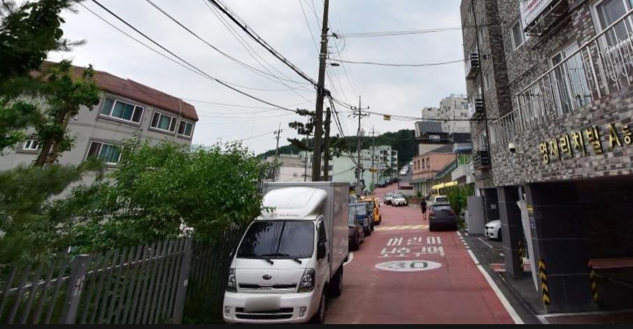 ■동서로 350여 미터 구간의 봉화로 51번 길 옆을 따라 들어선 빌라와 주택들. (사진제공=카카오맵 로드뷰)