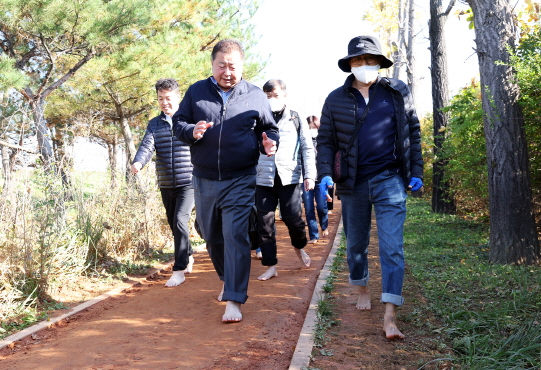 파주시가 시민들의 건강을 위한 ‘맨발걷기 산책로’ 조성을 위해 이웃 김포시와 고양시의 우수 사례지를 둘러보고, 이 사업에 박차를 가하고 있다. 사진은 김경일 시장이 관계 공무원들과 함께 김포 선형공원 황토길을 걷고 있는 모습. (사진제공=파주시청)