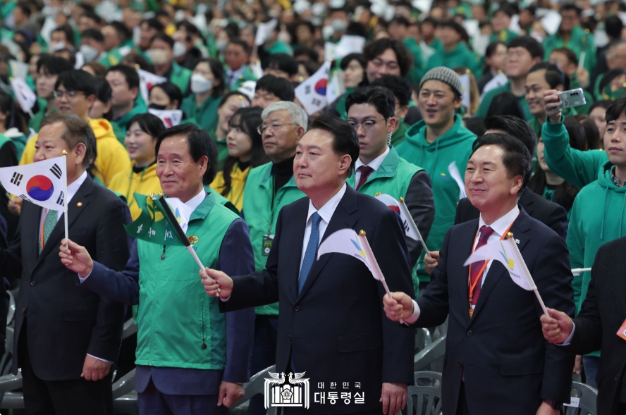 윤석열 대통령이 12일 고양 킨텍스에서 열린 2023 전국새마을지도자대회 '청년의 약속' 선포식에서 태극기를 들고 새마을노래를 제창하고 있다. (사진제공=대통령실)