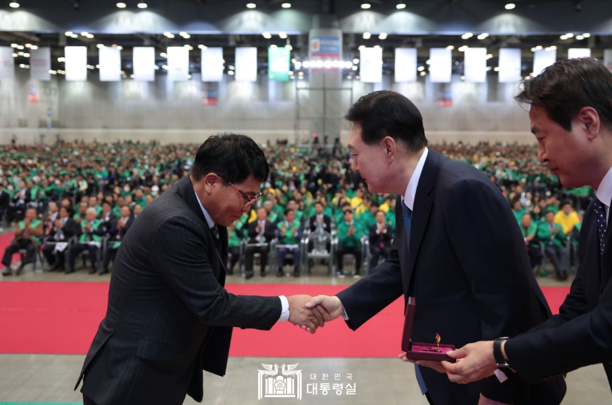 윤석열 대통령이 12일 고양 킨텍스에서 열린 2023 전국새마을지도자대회 '청년의 약속' 선포식에서 김일권 직장공장새마을운동 충청북도진천군협의회 회장에게 대통령표창을 수여하고 있다. (사진제공=대통령실)