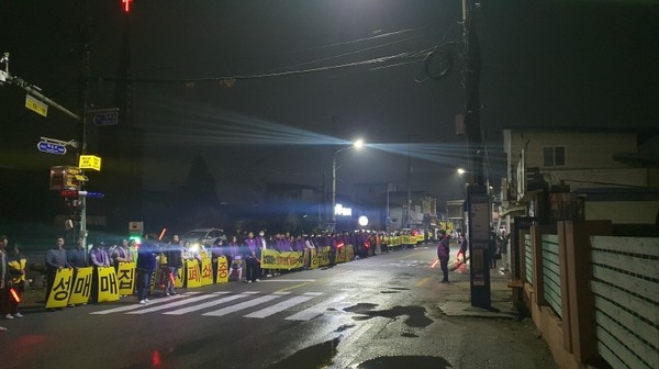 파주시가 추진 중인 ‘성매매집결지 폐쇄’에 시민지원단이 힘을 모아 이 정책에 적극 동조하고 나서 관심이다. 사진은 시민지원단의 야간 ‘올빼미 활동’ 모습. (사진제공=파주시청)
