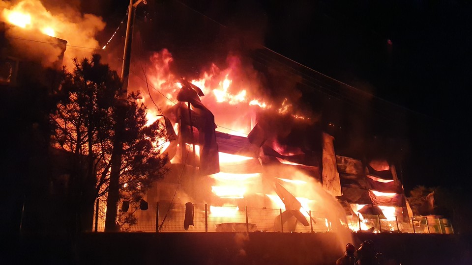 13일 오전 4시54분께 양평군 양서면 국수리의 한 창고에서 불이 나 샌드위치패널 구조로 된 창고 2개동 중 1개동을 태우고, 신고를 받고 출동한 소방당국에 의해 약 5시간40분 만인 오전 10시35분께 완전히 꺼졌다. 사진은 화재 현장. (사진제공=경기도소방재난본부)