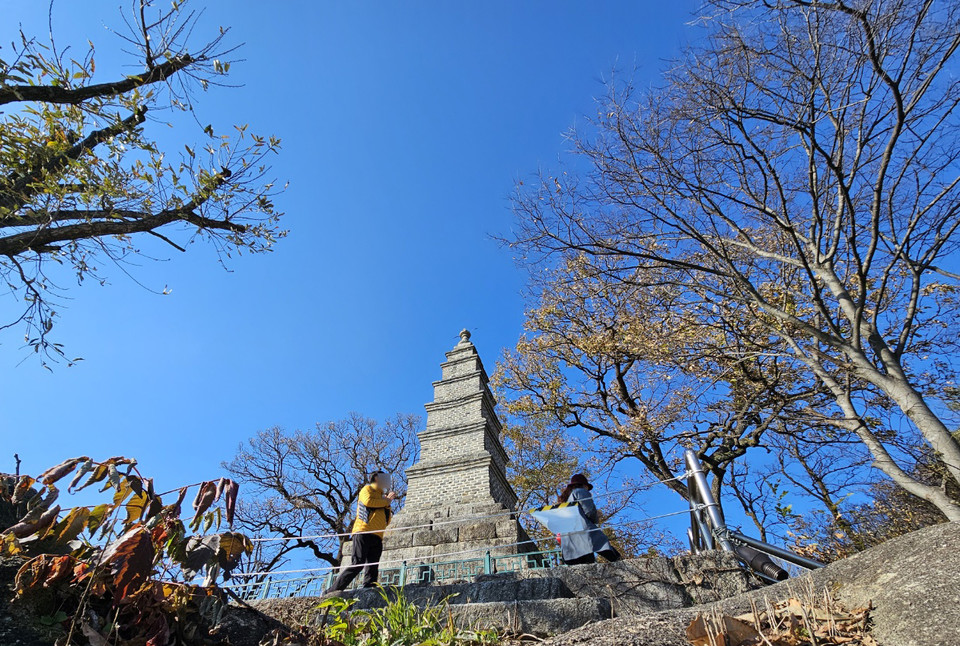수능 일을 사흘 앞둔 13일 오후 2시10분께 여주 신륵사를 찾은 한 부부가 두 손을 합장한 채 보물 제226호 신륵사 다층전탑을 돌며 기도하고 있다. (사진=김광섭 기자)