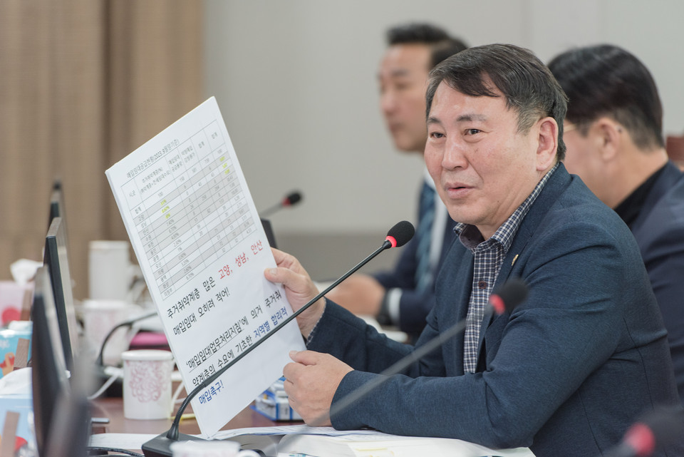 경기도의회 도시환경위원회 명재성 의원은 13일 경기도의회 도시환경위원회 회의실에서 진행된 2023년 도시주택실 행정사무감사에서 경기도 매입임대 사업의 체계적인 공급관리계획의 필요성을 질의하고 강도 높은 개선을 촉구했다. (사진제공=경기도의회)