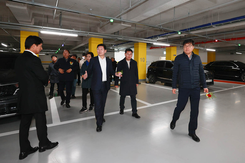 이상일 용인특례시장이 13일 포곡읍 둔전 공영주차장을 둘러보고 있다. (사진제공=용인시청)