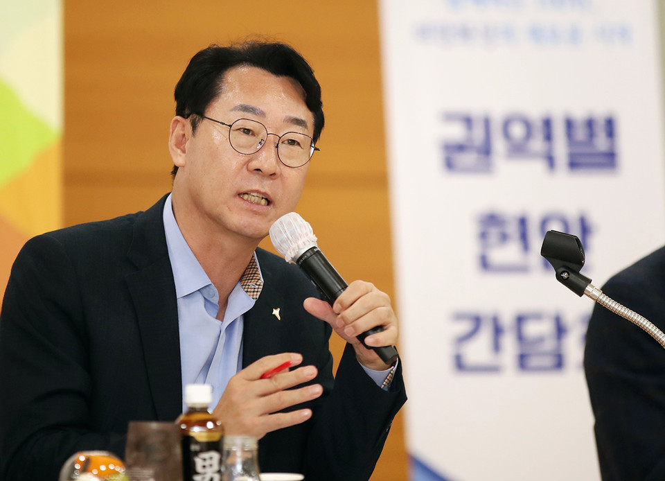 정명근 화성시장이 13일 우정읍 행정복지센터 다목적실에서 열린 ‘찾아가는 권역별 현안 간담회’에서 발언하고 있다. (사진제공=화성시청)