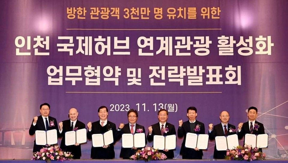 유정복 인천광역시장이 13일 중구 그랜드하얏트인천에서 열린 '인천 국제허브 연계관광 활성화 업무협약 및 전략발표회'에서 관계기관과 함쎄 협약을 체결하고 있다. (사진=유정복 인천시장 페이스북)