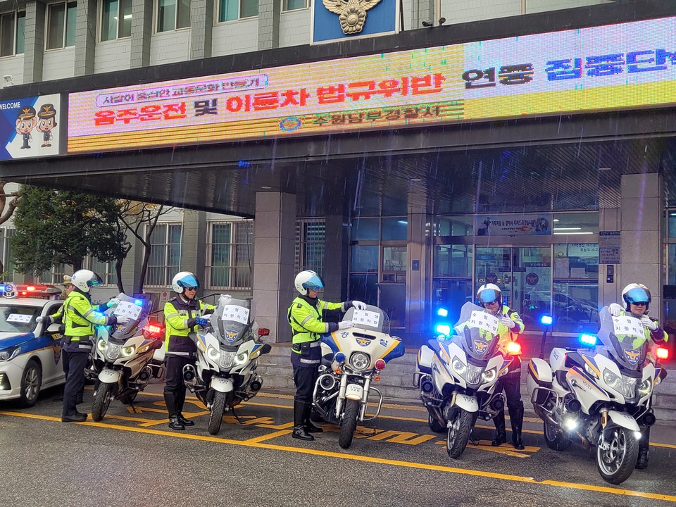 2023학년도 대학수학능력시험을 이틀 앞둔 15일 오후 수원시 영통구 수원남부경찰서 경찰관들이 수능 당일 시험장 주변 특별 교통관리에 투입될 지원차량에 안내문을 부착하고 있다. 경기남부경찰청은 오는 17일 치러지는 2023학년도 대학수학능력시험 당일 경찰관·모범운전자 등 2027명과 순찰차 등 426대를 시험장 주변과 주요 교차로에 배치해 교통관리를 할 예정이다. (사진=권영복 기자)