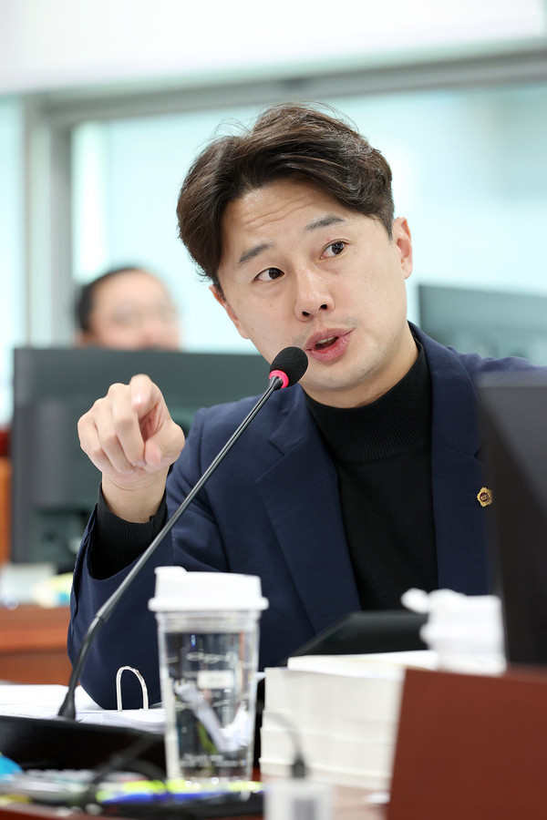 황대호 경기도의회 문화체육관광위원회 부위원장(더불어민주당, 수원3)은 14일 열린 행정사무감사에서 경기문화재단 산하 어린이박물관 재정운영의 난맥상을 조목조목 짚어가며 질타했다. (사진제공=경기도의회)