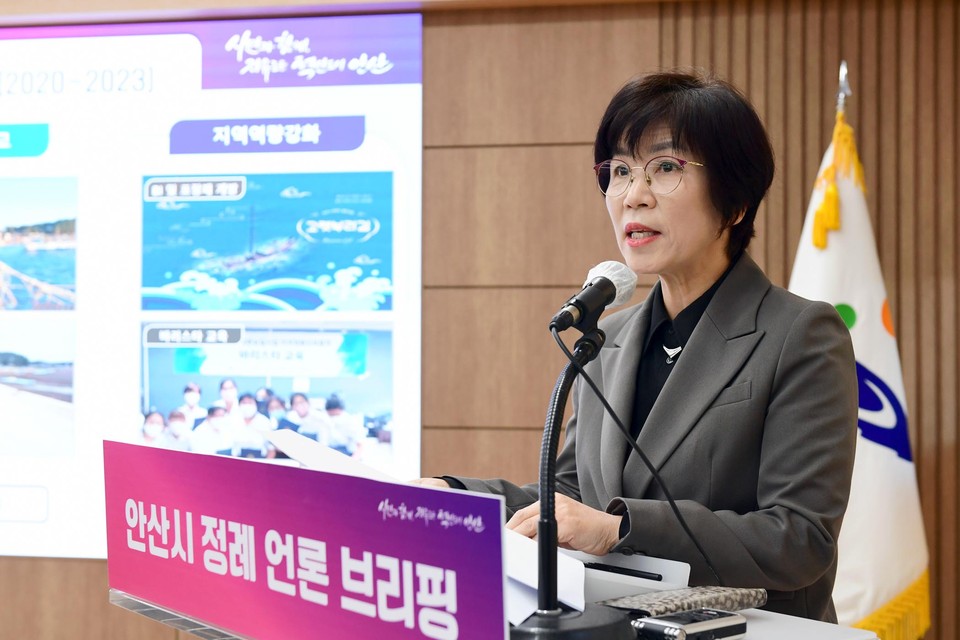 유진숙 안산시 대부해양본부장이 14일 시청 제1회의실에 정례브리핑을 하고 있다. (사진제공=안산시청)
