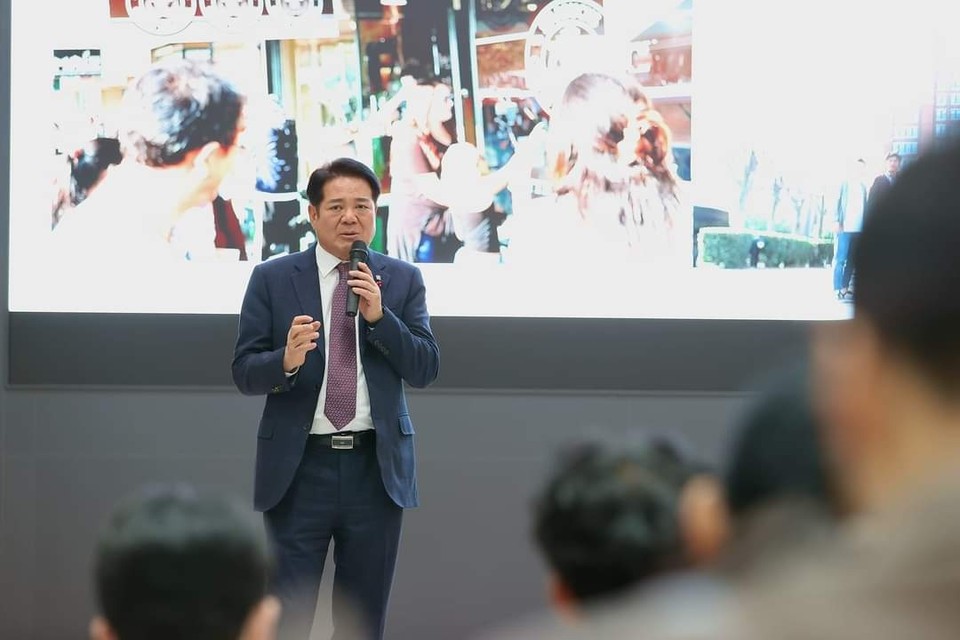 연성대학교 특별강연에 나선 최대호 안양시장이 이른바 3불로 학생들에게 응원의 메시지를 전했다. 사진은 '안양학'에 대해 강의하고 있는 최대호 안양시장. (사진=최대호 안양시장 페이스북)