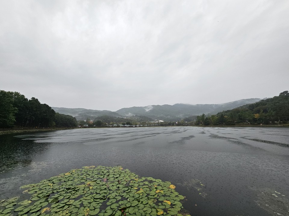 15일 수요일인 오늘 경기·인천지역은 대체로 구름 많은 날씨를 보이겠다. 사진은 먹구름 잔뜩 낀 이천 설봉호수 전경. (사진=중앙신문DB)