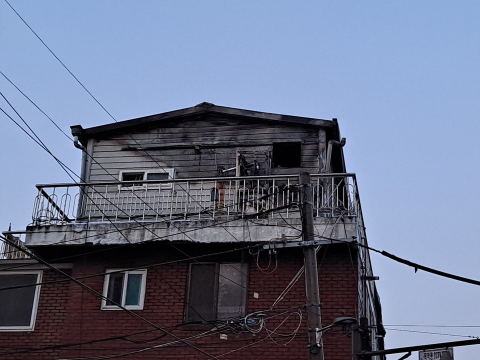 15일 오전 6시21분께 광명시 철선동의 한 주택 옥탑방에서 불이 나 신고를 받고 출동한 소방당국에 의해 약 30분 만에 꺼졌다. 사진은 화재 현장. (사진제공=경기도소방재난본부)