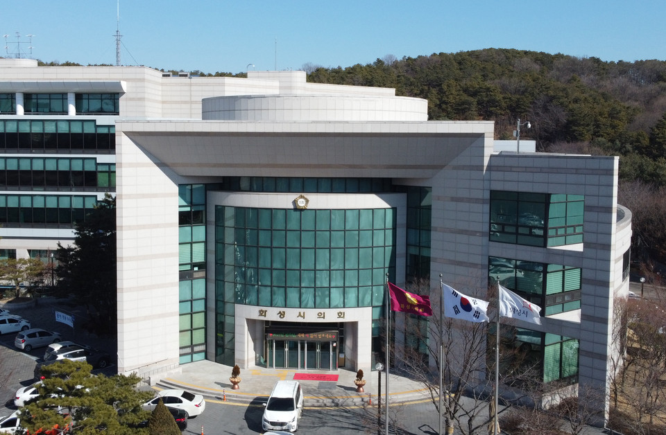 화성시의회는 15일 "화성시민은 수원 군공항 이전에 대해 여전히 강력하게 반대하는 입장을 고수함에도 불구, 화성시민의 의사를 전혀 반영하지 않은 '수원군공항 이전 및 경기남부통합국제공항 건설 특별법'은 지역 이기주의이며 비민주적인 지방자치 분권에 대한 훼손임이 분명하다"고 비판했다.