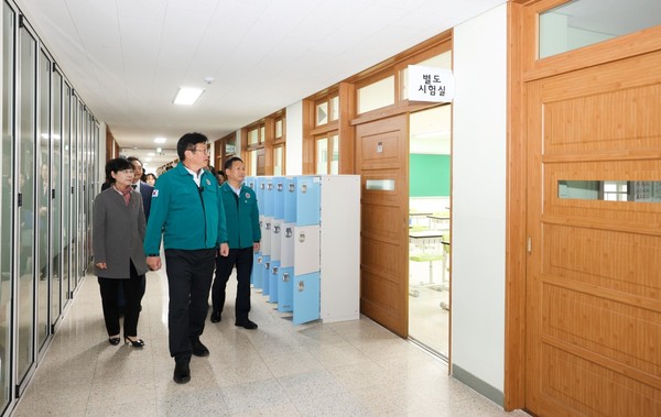 인천광역시교육청은 15일 박덕수 인천광역시 행정부시장과 2024학년도 수능 시험장인 문일여자고등학교를 방문해 수능 준비 상황을 점검하고 안전한 시험 시행을 당부했다. (사진제공=인천시교육청)