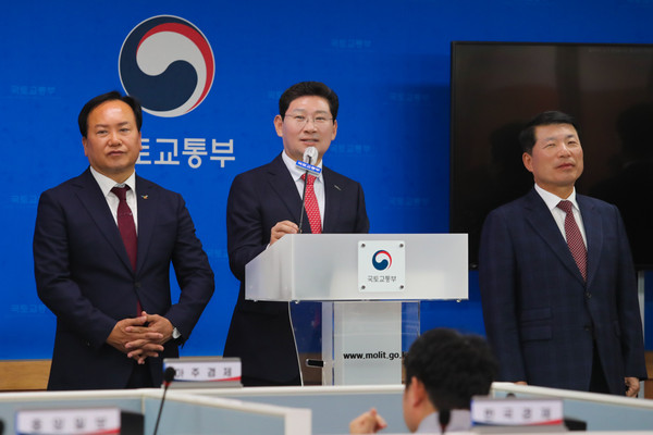 15일 세종시 국토교통부 청사에서 공공주택지구 지정 계획이 발표된 가운데 이상일 용인특례시장이 기자들의 질의에 답변하고 있다. (사진제공=용인시청)