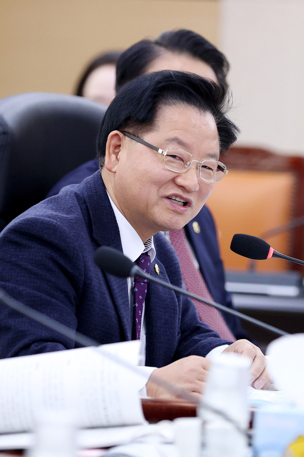 인천광역시의회 김종배 의원은 15일 ‘제291회 정례회’ 인천도시공사 행정사무감사에서 “공사의 내부 감사 기능이 단순한 회계 위주의 감사에 치우쳐 있어 실제 아파트나 녹지 공사에서의 설계 미비나 공사의 하자를 발굴하지 못하고 있다”고 지적했다. (사진제공=인천시의회)