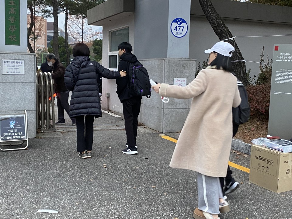 2024학년도 대학수학능력시험 일인 16일 오전 7시30분께 경기도교육청 제31지구 제19시험장인 성남시 분당구 판교동 낙생고등학교 정문에서 어머니들이 고사장에 들어가는 아들을 배웅하고 있다. (사진=장은기 기자)