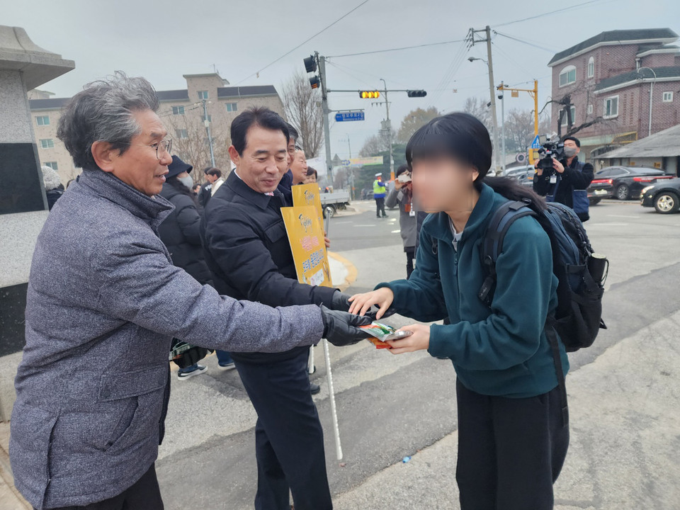 2024년도 대학수학능력시험 일인 16일 오전 7시30분께 경기도교육청 제32지구 제10시험장으로 지정된 포천시 신읍동 포천고등학교 정문 앞에선 백영현 포천시장이 수험생들을 격려하고 있다. (사진=김성운 기자)