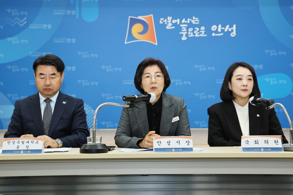 16일 오전 9시 안성시청에서 김보라 안성시장과 이원희 한경국립대 총장, 최혜영 국회의원이 참석한 가운데 열린 한경국립대학교 의과대학 설치를 추진을 위한 협약식에서 김보라 안성시장이 발언하고 있다. (사진제공=안성시청)