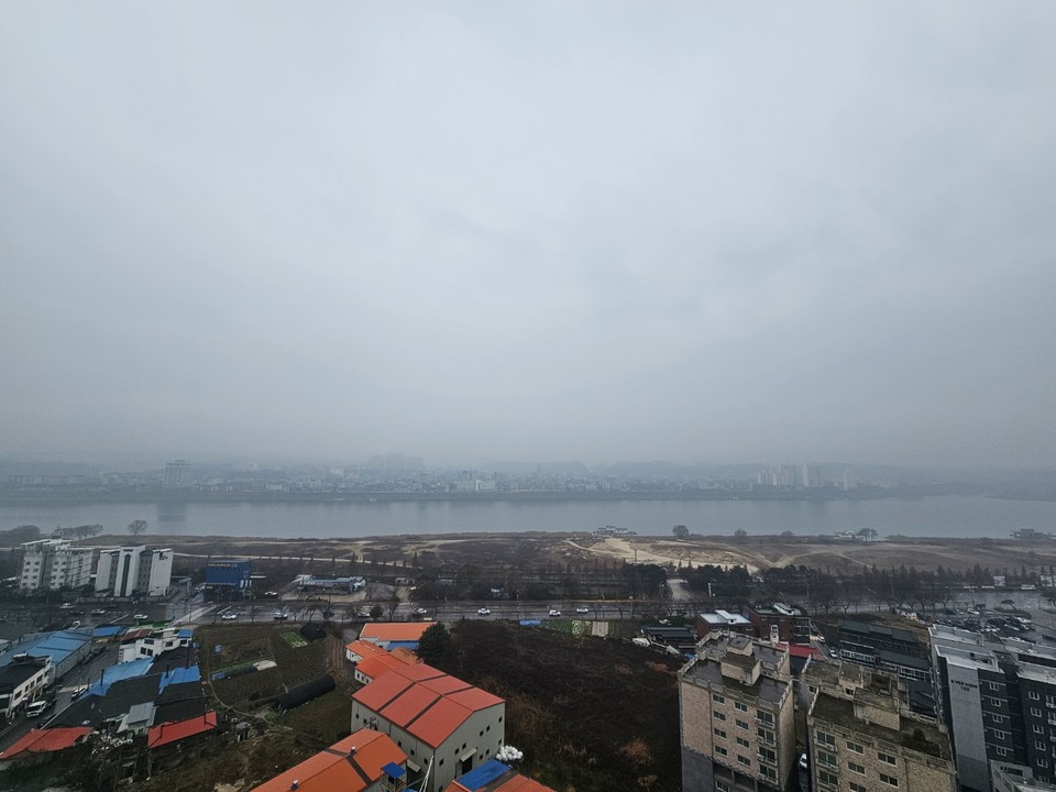 17일 금요일 경기·인천지역은 대체로 흐리고, 새벽 경기남부지역부터 비 또는 눈이 내리겠다. 이 비와 눈은 수도권지역으로 점차 확대 대 늦은 저녁까지 이어지겠다. 사진은 16일 오후 1시40분께 가을비 내리는 여주 남한강 일대 전경. (사진=김광섭 기자)