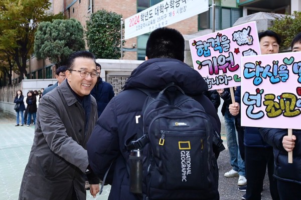 2024년도 대입수학능력시험일인 16일 인천 연수구 이재호 구청장이 인천 연수여고와 연수고등학교를 찾아 시험장에 입장하는 수험생들을 격려했다. (사진제공=연수구청)